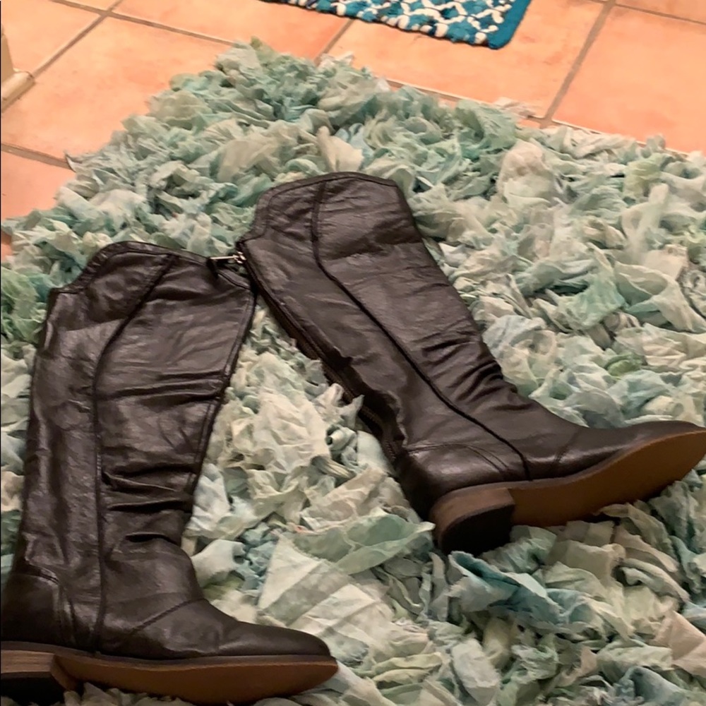 Black to the knee boots